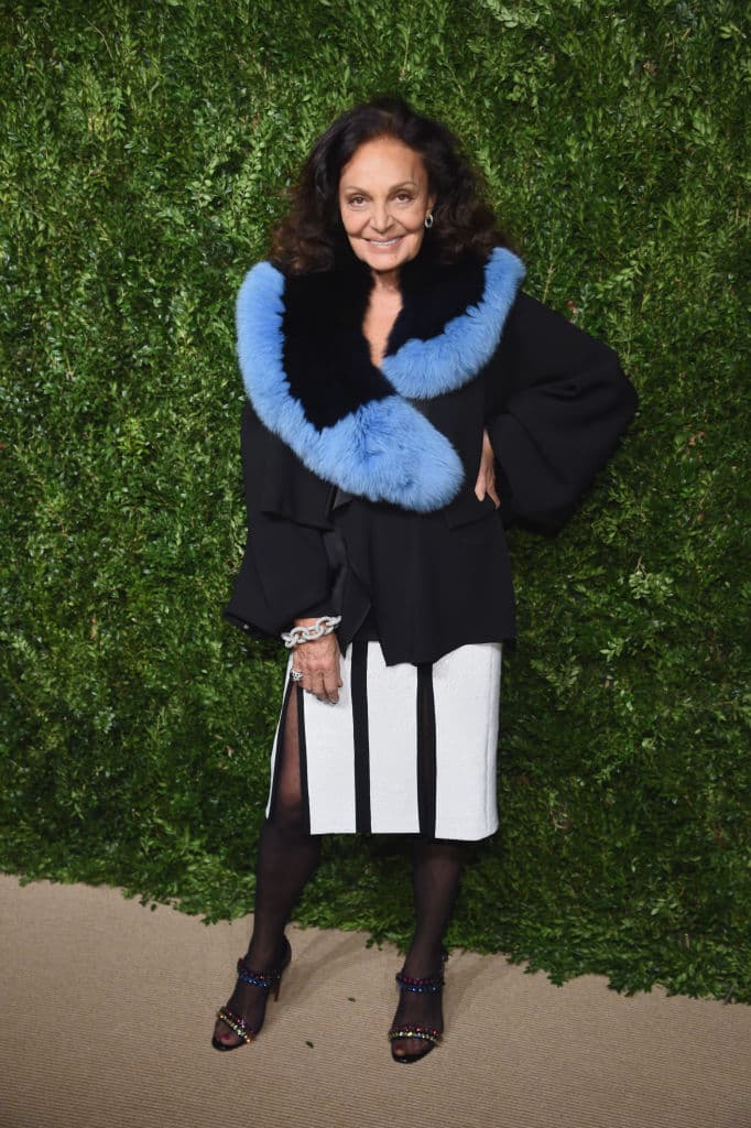 Además, un set de cubos para el aprendizaje de varios idiomas como inglés, español, mandarín, hebreo, italiano, entre otros, el cual tiene un valor de $50 dólares, detalló 
<a href="http://www.caras.com.mx/realeza/18/04/27/-que-regalos-ha-recibido-el-tercer-hijo-de-los-duques-de-cambrid/">Caras</a>.