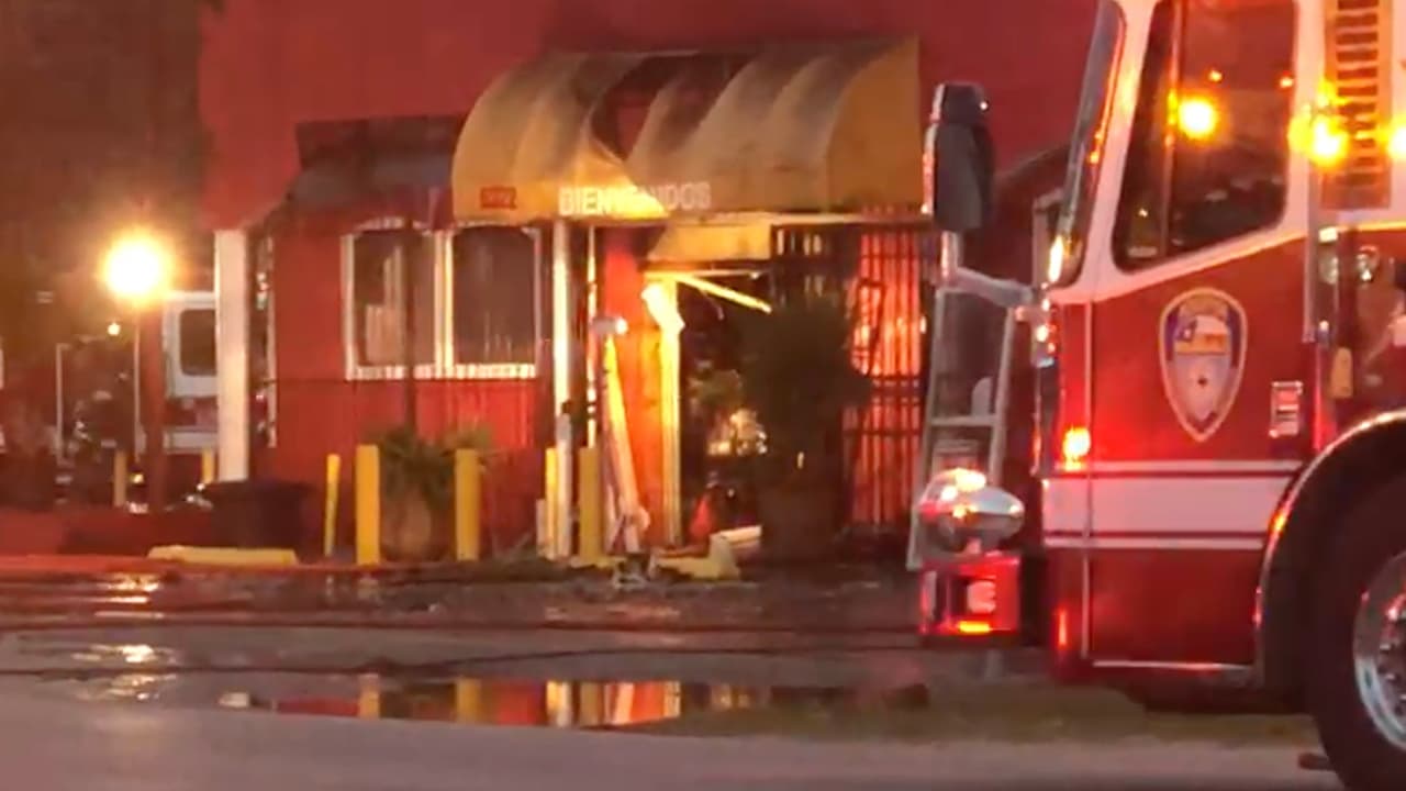 Algunas personas aseguraron que el fuego se originó en la parte de la cocina.