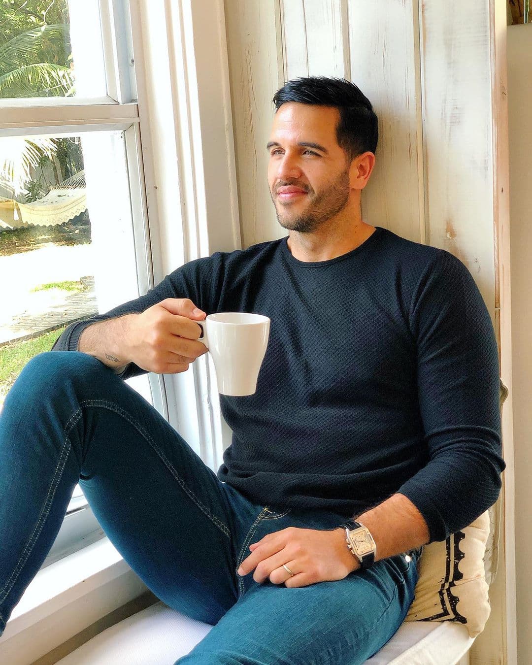 En algunas ocasiones se olvida de la moda y sus aficiones solo para filosofar sobre la vida mientras disfruta una taza de café.