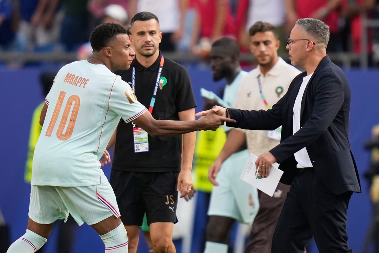 Kylian Mbappe saluda Mohamed Ouahbi, director técnico de Marruecos.