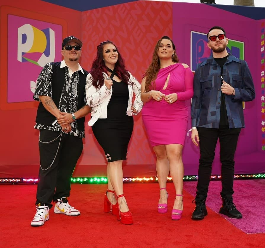 Los hijos de Jenni Rivera desfilaron por la alfombra roja muy emocionados por el homenaje que le harán a su fallecida madre.