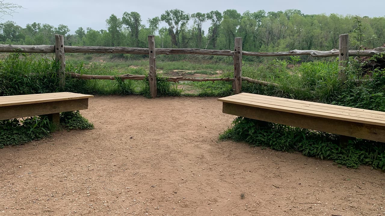 Cuenta con espacios con asadores donde puedes rganizar asados, admirar sus enormes árboles y visitar el sitio histórico San Felipe.