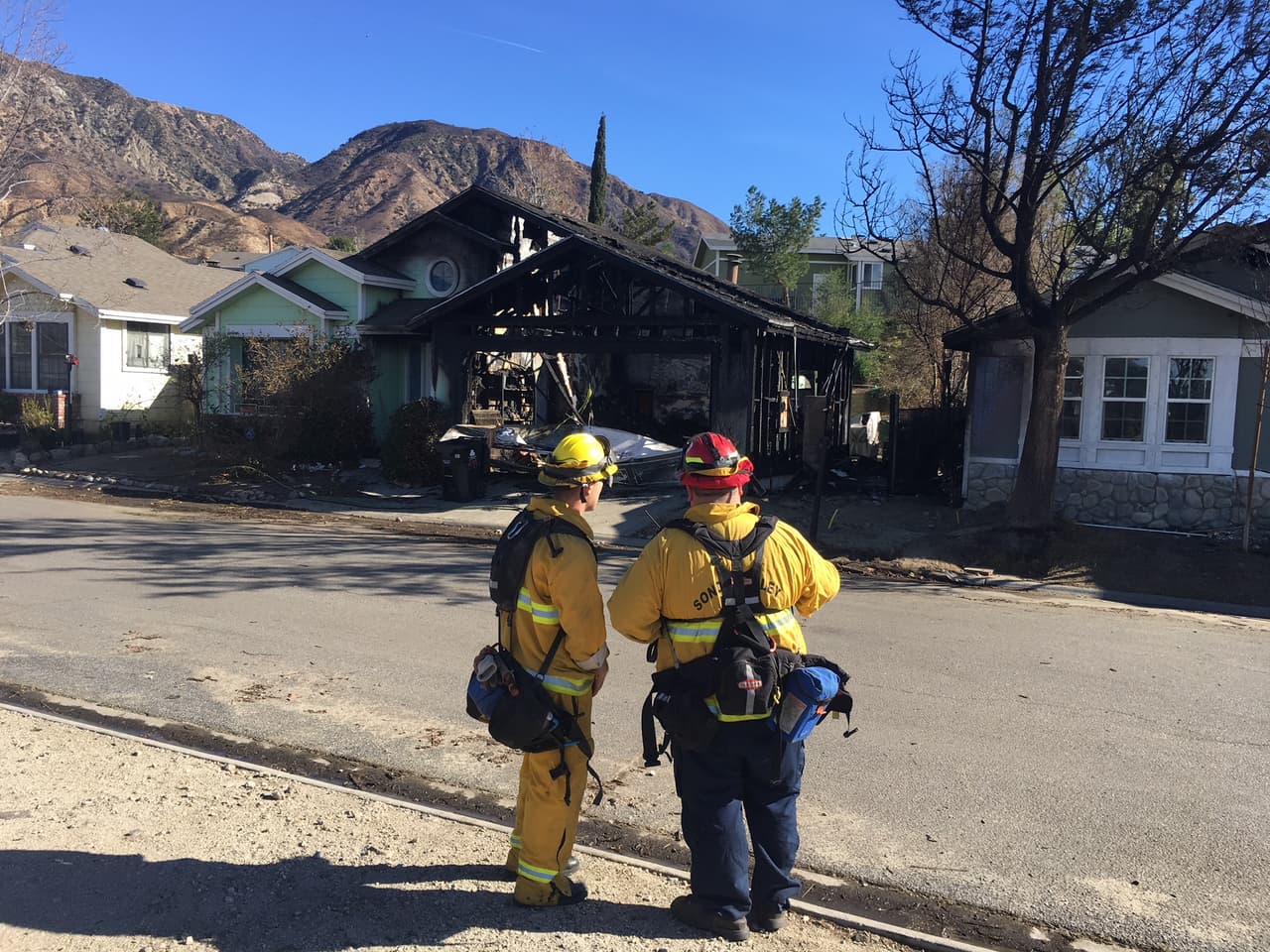 Más de 
<b>5,500 bomberos</b> le han hecho frente a las llamas del fuego Creek que se propagaron con rapidez debido a los vientos de Santa Ana, que alcanzaron ráfagas de hasta 80 millas por hora en algunas zonas.