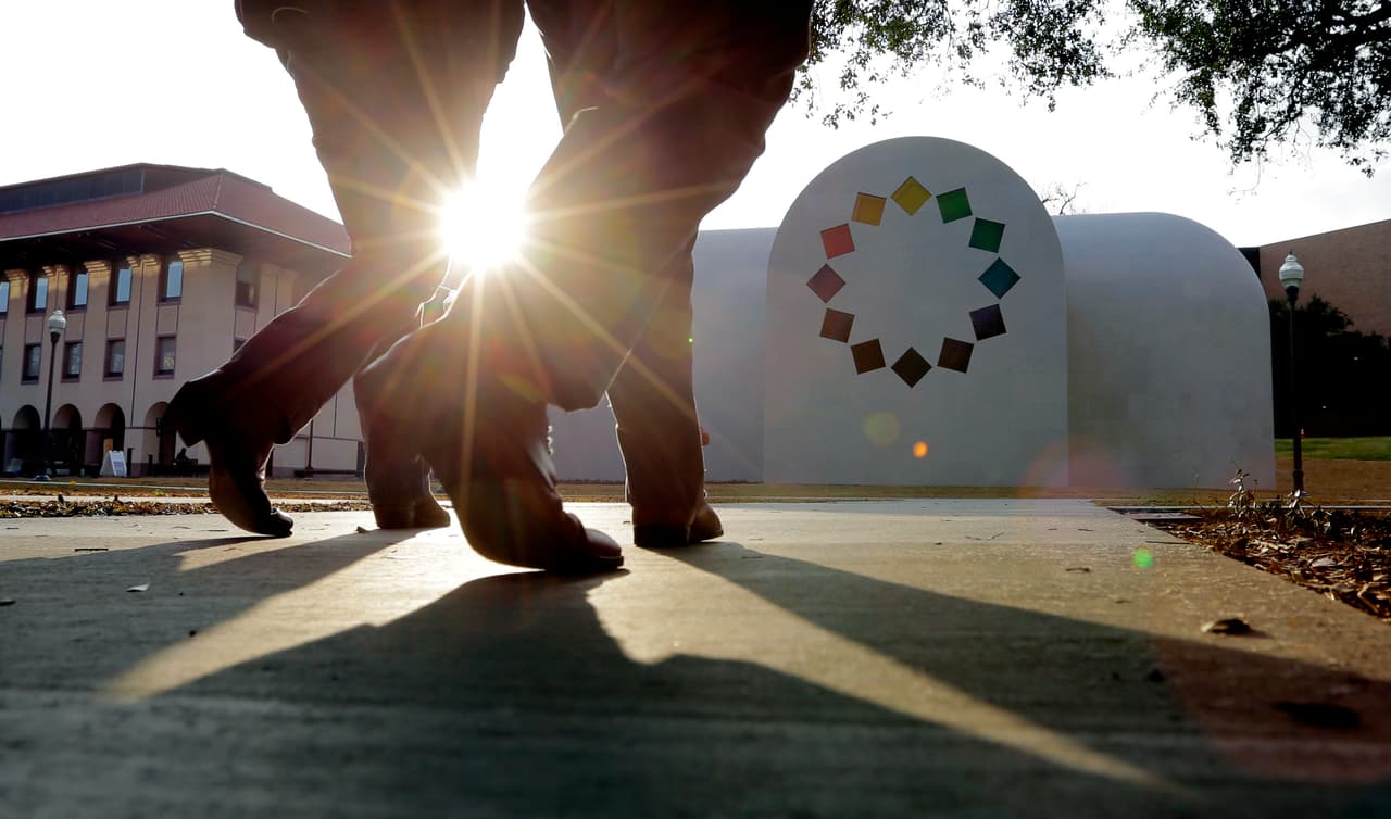 La entrada a “Austin” está incluida en la admisión del museo (de 5 a 9 dólares, los menores de 12 años entran gratis). Todos los asistentes que porten una identificación de la Universidad de Texas pueden visitarla de forma gratuita. Está ubicado en el 210 E. Martin Luther King Jr. Blvd.