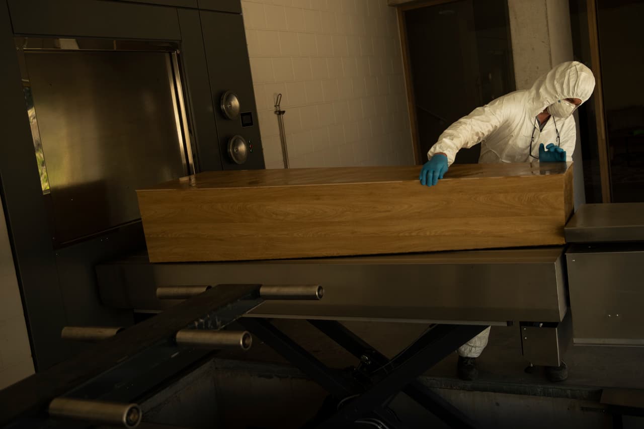 Una mujer muere tras contraer simultáneamente dos variantes de covid-19