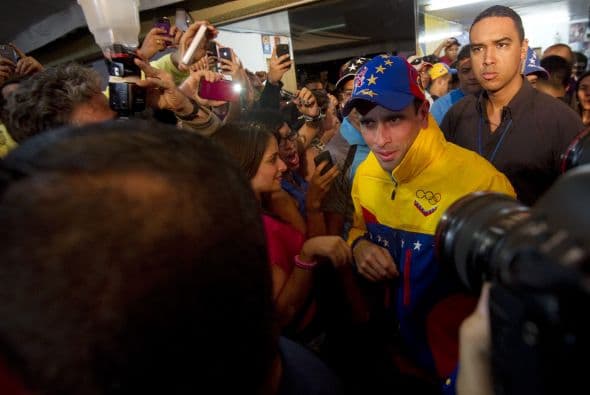 "¡Hasta Zulia lo perdimos, no lo puedo creer, no es normal!", gritó una mujer entre la multitud, lamentando que el oficialismo obtuviera 20 de las 23 gobernaciones, entre ellas las cuatro que le arrebató a la oposición y una a un partido independiente.