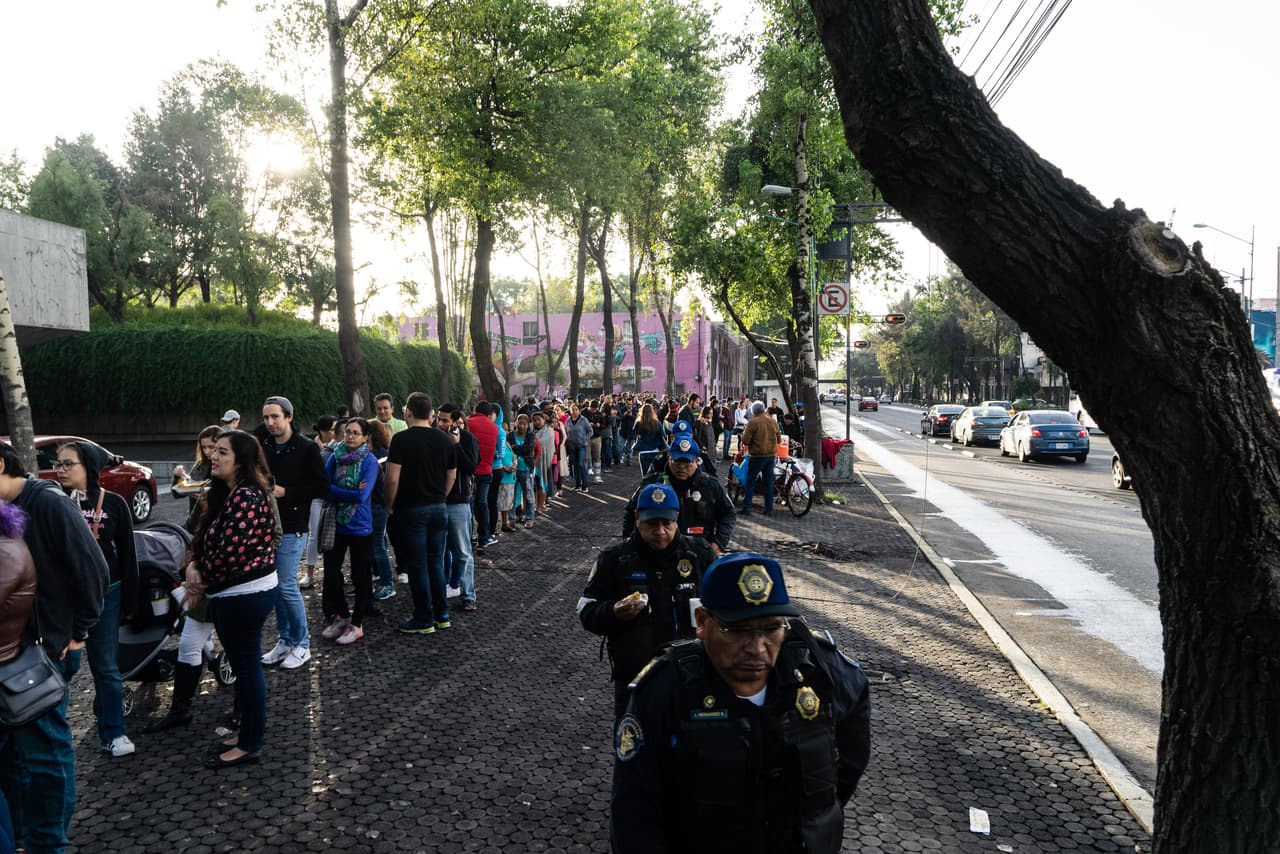 Una larga fila en el centro electoral instalado en la biblioteca Vasconcelos, al norte de la capital mexicana. Medios locales indican que los problemas de boletas existen sobre todo en las casillas especiales, solo existen poco más de 1,000 en todo el país
<b> </b>y por ley en cada una hay solo 750 boletas disponibles.