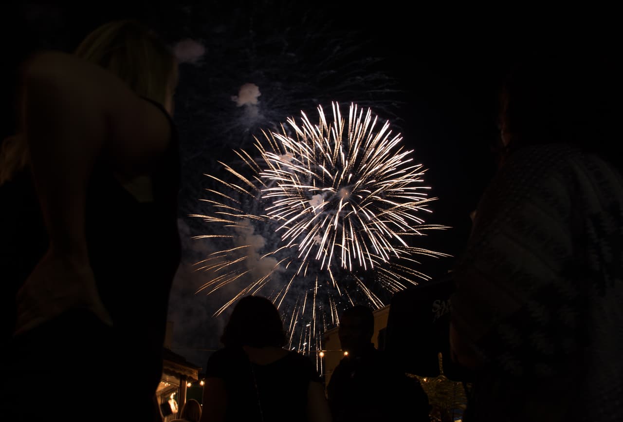 Eso cambió el año pasado, el 3 de julio de 2019, cuando el alcalde Jim Kenney firmó un código de incendios actualizado que permitía el uso de fuegos artificiales para consumidores en la ciudad, con varias restricciones importantes.