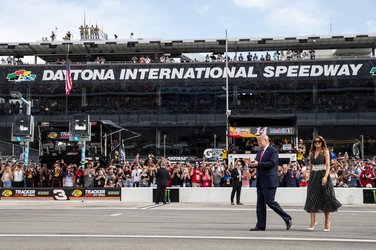 "Los fanáticos de NASCAR nunca olvidarán que no importa quién gane la carrera, lo más importante es Dios, la familia y el país", dijo Trump a la multitud. Catalogó el momento como de "pura gloria estadounidense". Además, con un discurso nacionalista, lanzó bendiciones para la fanaticada, para los militares y veteranos y para Estados Unidos.