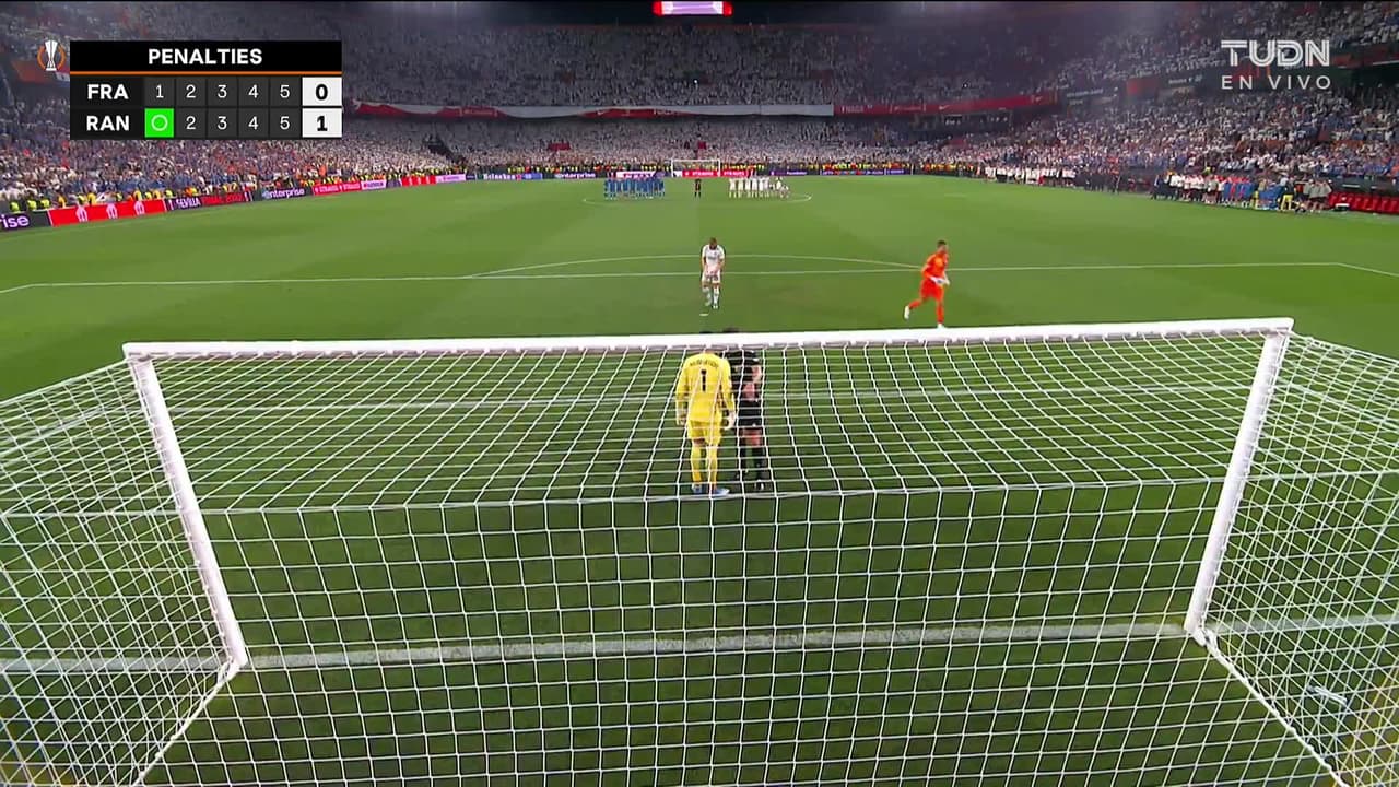 ¡GOL!  anota para Eintracht Frankfurt. Christopher Lenz