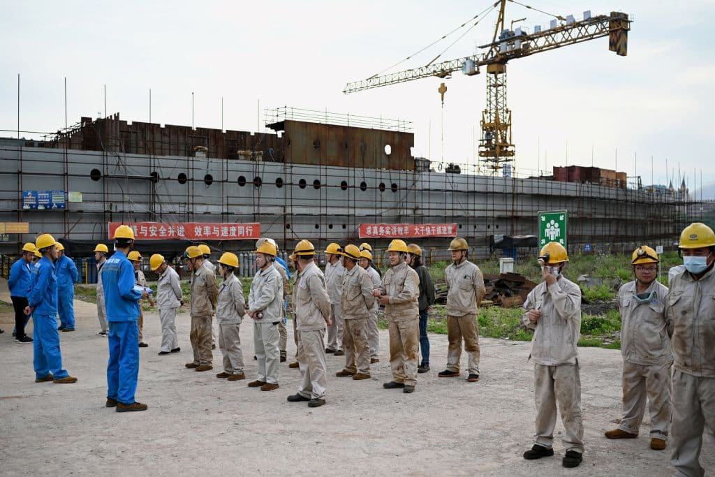 <b>Fueron necesarios seis años para construir la réplica</b> —el doble que el verdadero Titanic—
<b>. </b>En él han trabajado un centenar de obreros y se han utilizado 23,000 toneladas de acero.