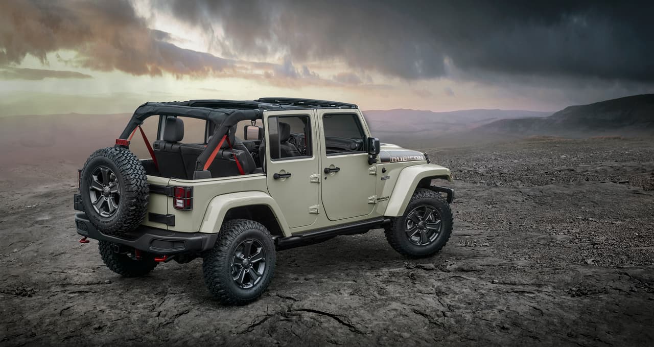 Uno puede elegir al Jeep Wrangler Rubicon Recon 2017 entre 7 colores disponibles: Black, Bright White, Billet Silver, Firecracker Red, Gobi, Rhino y Granite Crystal. El techo de lona es de serie, mientras que el techo duro –mismo color de la carrocería- está disponible por un costo adicional.