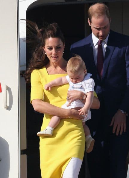 El hijo del príncipe de Inglaterra William y su esposa Kate, ya aprendió a caminar solo.