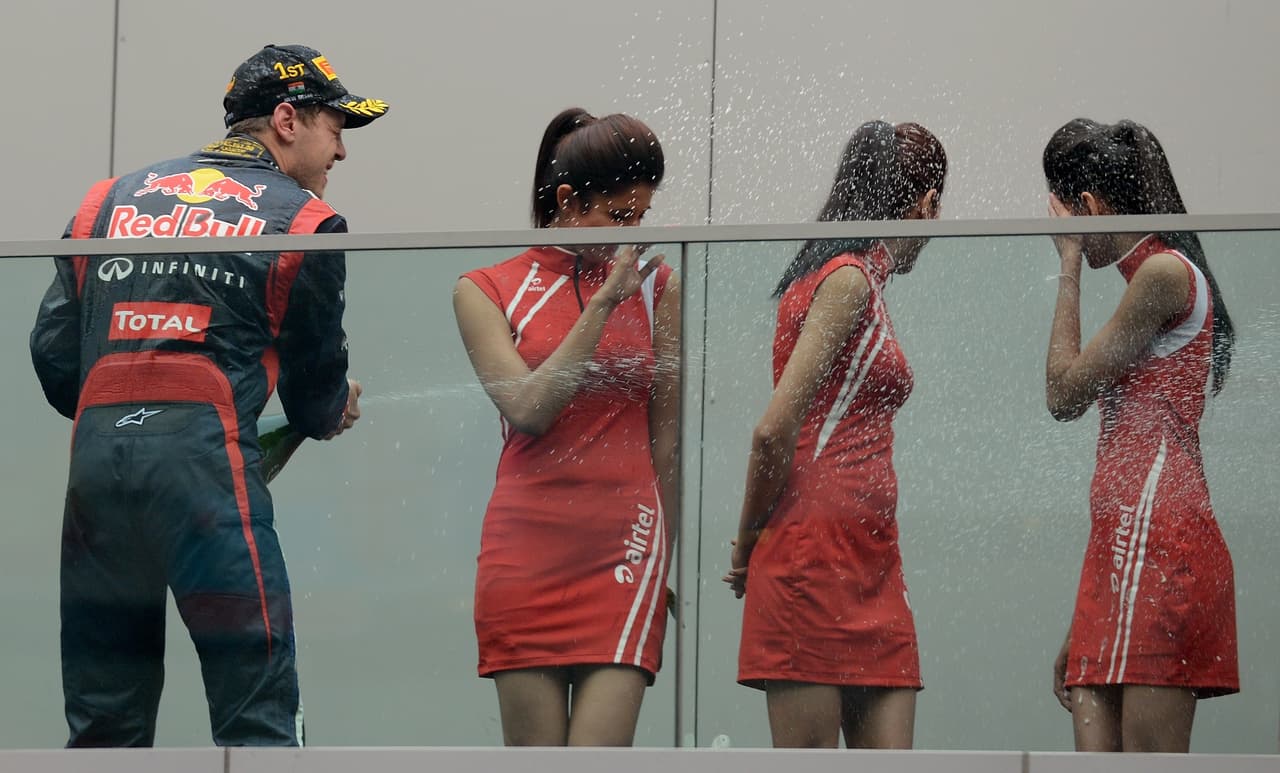 Las azafatas también son involucradas en el podio de deportes como Moto GP o ciclismo, por lo que esta decisión podría replicarse allí.