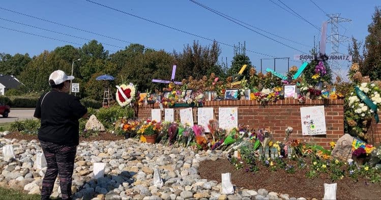 Cinco cruces fueron colocadas con los nombres de las víctimas.