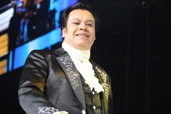 El Divo de Juárez, Juan Gabriel, hizo retumbar Phoenix con su música, su voz y sus bailes, enloqueciendo a miles de fans que llenaron el US Airways Center. Con un "¡Viva México!", Juanga arrancó su gira de conciertos del tour "Volver" ante un auditorio repleto que respondió con la misma pasión. Este ícono mexicano deleitó al público con sus grandes éxitos como "Querida", "El Noa Noa", "Inocente pobre amigo," y "Amor Eterno" entre muchos otros. El cantante se entregó por entero a sus seguidores, quienes cantaron, bailaron, lloraron y hasta aprovecharon para tomarse una selfie en un espectáculo que fue divertido y emotivo a la vez.