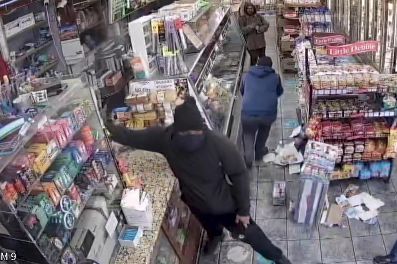 Sospechoso dispara contra empleado de bodega en Queens; se va y regresa con metralleta
