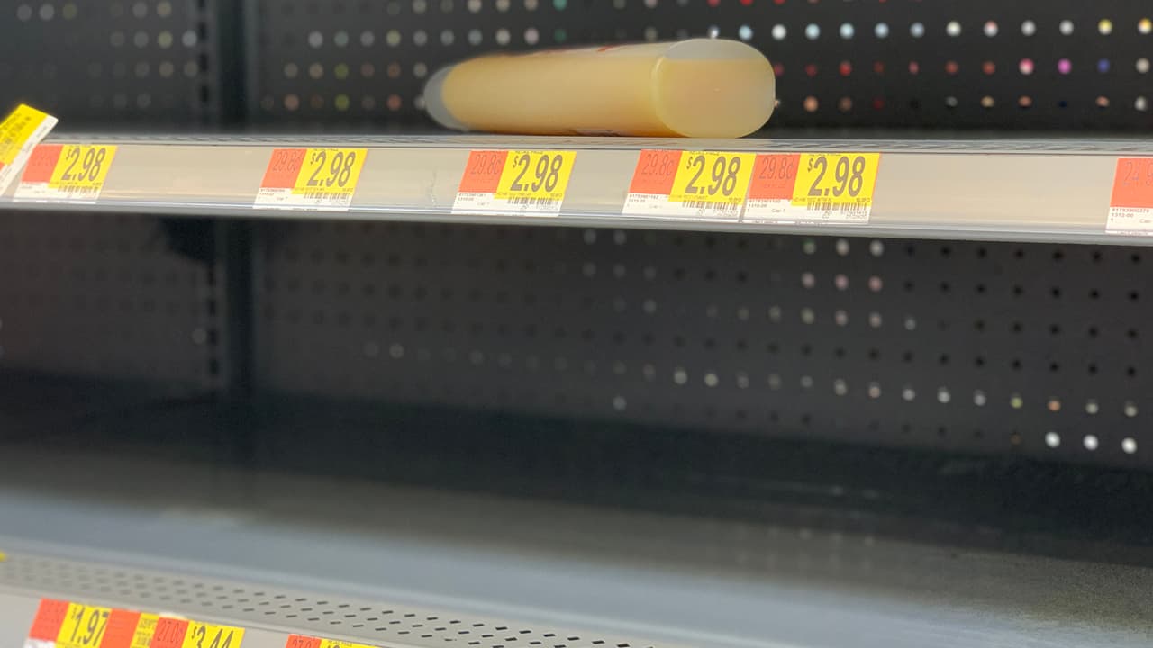 Los empleados de las tiendas trabajan de manera constante para surtir de nuevo los productos pero las repisas se vuelven a vaciar.