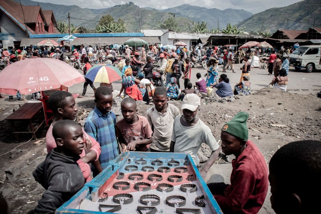 "Con un mayor riesgo de un brote de cólera,
<b>estamos pidiendo asistencia internacional urgente para evitar lo que podría ser una catástrofe</b> para los niños", dijo el representante de UNICEF en el Congo, Edouard Beigbeder. En la imagen, niños desplazados de Goma, juegan en un tablero rústico en una calle de la ciudad de Sake.