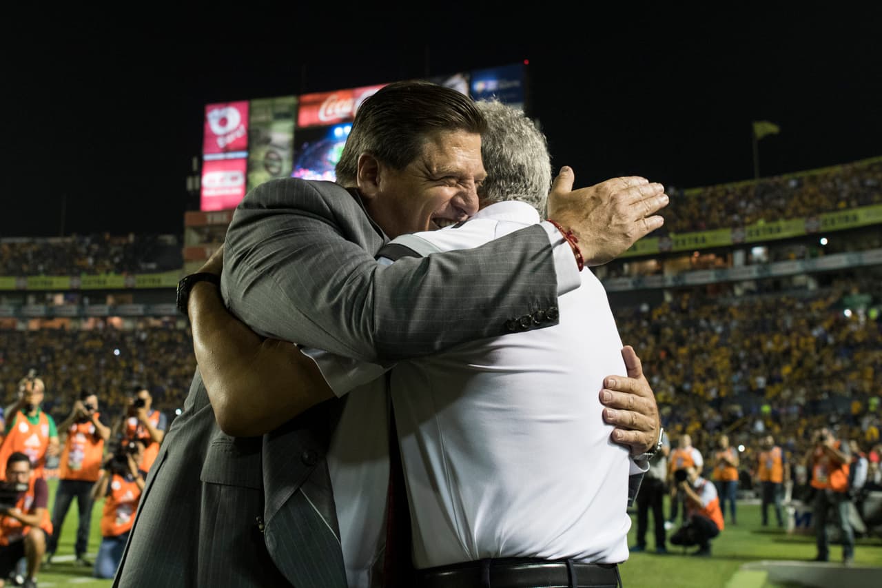 El 'Piojo' buscó abrazar a su veterano rival como manera de zanjar un enfrentamiento que podía empañar más adelante el espectáculo en la cancha. Hizo lo 'políticamente correcto'.