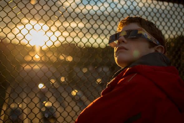 Alex Frye mira el eclipse desde el puente de una autopista en Arlington, Virginia.