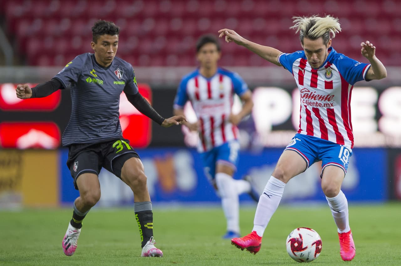 Los primeros minutos del cotejo, ambos equipos mostraban poca coordinación entre líneas; aunque el gol no tardaría en llegar.