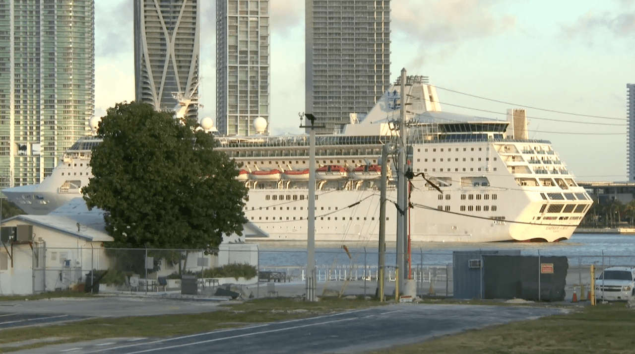 Esta jueves 6 de junio arribó a Miami el último crucero de la empresa Royal Caribbean, que partió desde La Habana, después de que entraran en vigor las nuevas medidas del gobierno de Trump, que reinstalan las restricciones de viajes a Cuba.
