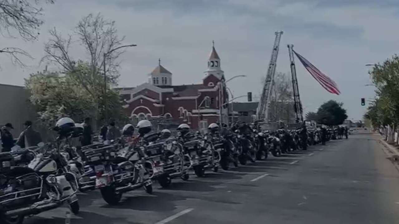 Decenas de motocicletas de la policía acompañaron la procesión desde Fresno hasta Reedley.
