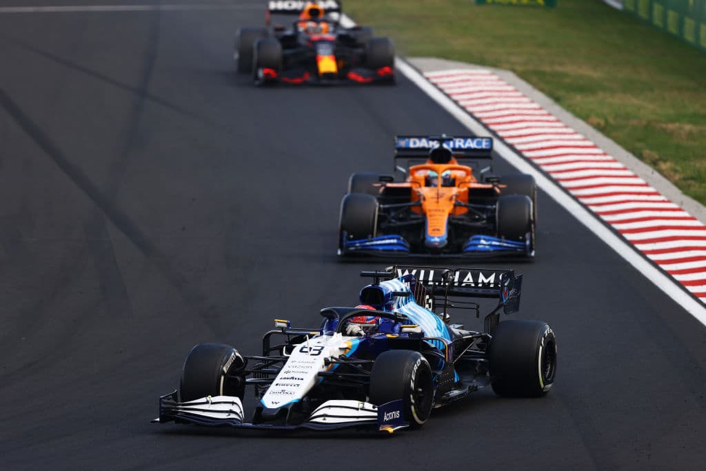 Esteban Ocon es campeón del Gran Premio de Hungría. La carrera se vio accidentada y detenida con bandera roja cuando Bottas se deslizó hacia la parte trasera del McLaren de Norris, quien se inclinó hacia el auto de Verstappen, y Bottas se estrelló contra el segundo Red Bull de Sergio Pérez. Stroll intentó zambullirse por el interior en la curva 1, pero golpeó el Ferrari de Charles Leclerc, que a su vez chocó contra Ricciardo. Vettel fue segundo y Hamilton consiguió la tercera posición.
