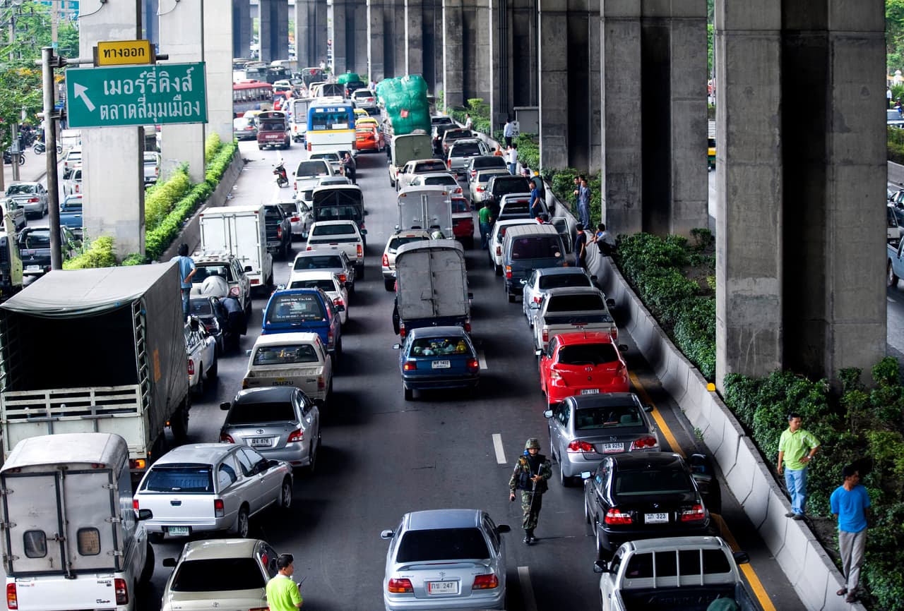 <b>2. Bangkok.</b>
<br>
<br>Según el ‘Índice de Tráfico Tom Tom’, los residentes de la
<b> capital de Tailandia</b> malgastan en promedio un 
<b>61% de tiempo extra </b>atrapados en el tráfico de esa ciudad, lo que representa un empeoramiento del 4% respecto al resultado de 2015. Ese promedio sube a un bestial 91% en las horas pico de la mañana y un 118% en las horas pico de la noche. 
<br>
<br>Según Tom Tom los habitantes de Bangkok pierden en promedio 64 minutos extra al día y 244 horas extra al año a bordo de vehículos de transporte automotor.
<br>