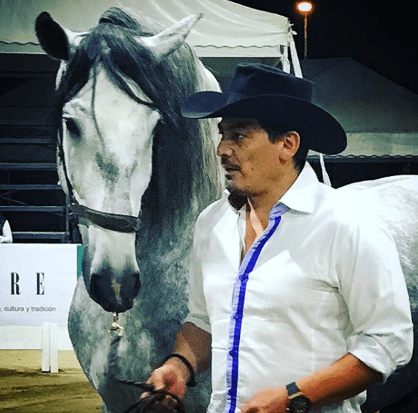 José Manuel Figueroa es otro de los cantantes jóvenes que heredó de su padre, Joan Sebastian, el gusto por los caballos, por lo que en cuanto puede y la situación lo amerita, incluye en sus presentaciones espectáculo a caballo.