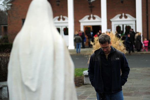 El domingo lució en Newtown una desapacible jornada gris, fría y lluviosa, reportó la Agencia Francesa de Noticias (AFP). Las iglesias del pueblo se abarrotaron de fieles para orar por el eterno descanso de las víctimas.