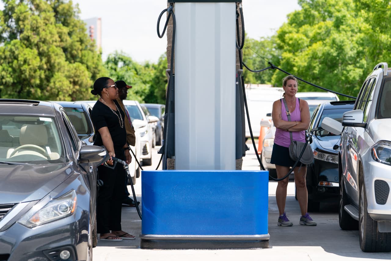 El gobernador de Georgia, Brian Kemp, suspendió este martes los impuestos sobre las ventas de gas en todo el estado hasta el sábado y aumentando la cantidad de camiones de combustible que pueden transportar.