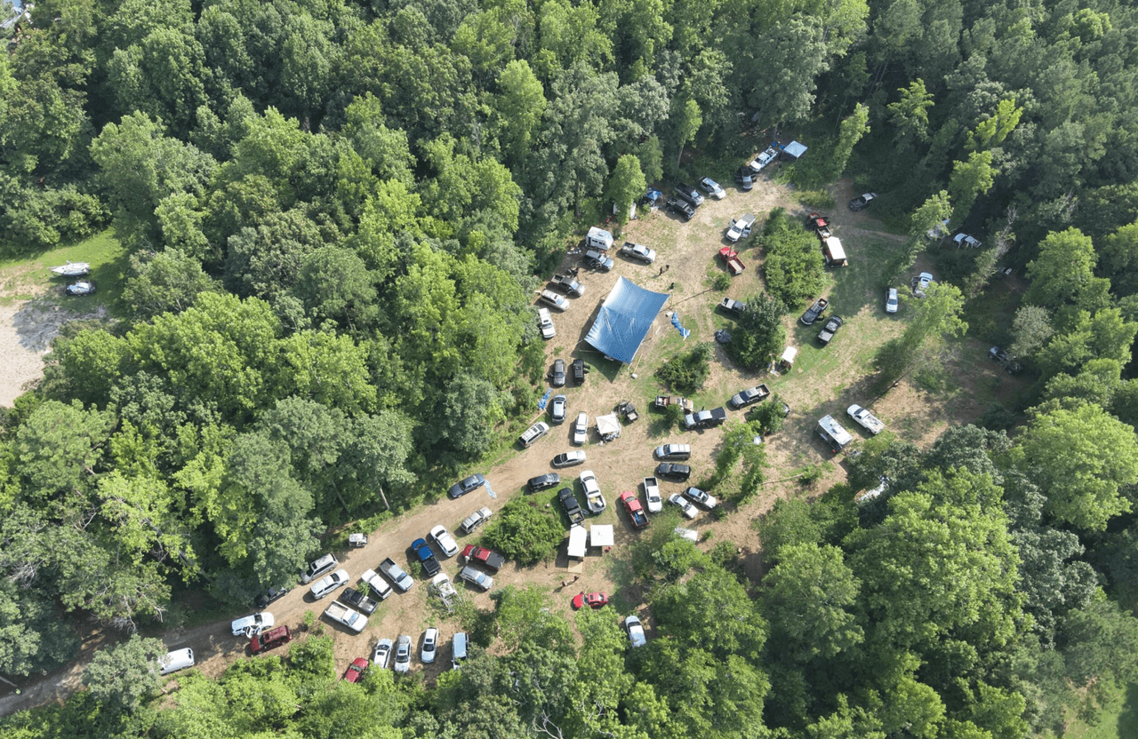 Según informó el alguacil del condado de Granville, Robert Fountain, tan pronto los asistentes vieron llegar a los agentes, comenzaron a huir del lugar. Algunos abandonaron allí sus propiedades.