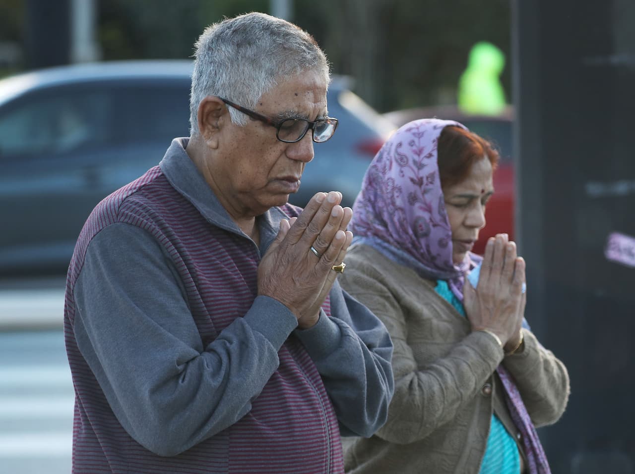 Algunos se acercaron a la secundaria Stoneman Douglas para rezar. Las clases casi terminaban el día de San Valentín de 2018 cuandos Nikolas Cruz, un exalumno de 19 años, asaltó el lugar con un rifle AR-15. Cruz, quien tenía una larga historia de problemas familiares, está en espera de juicio.