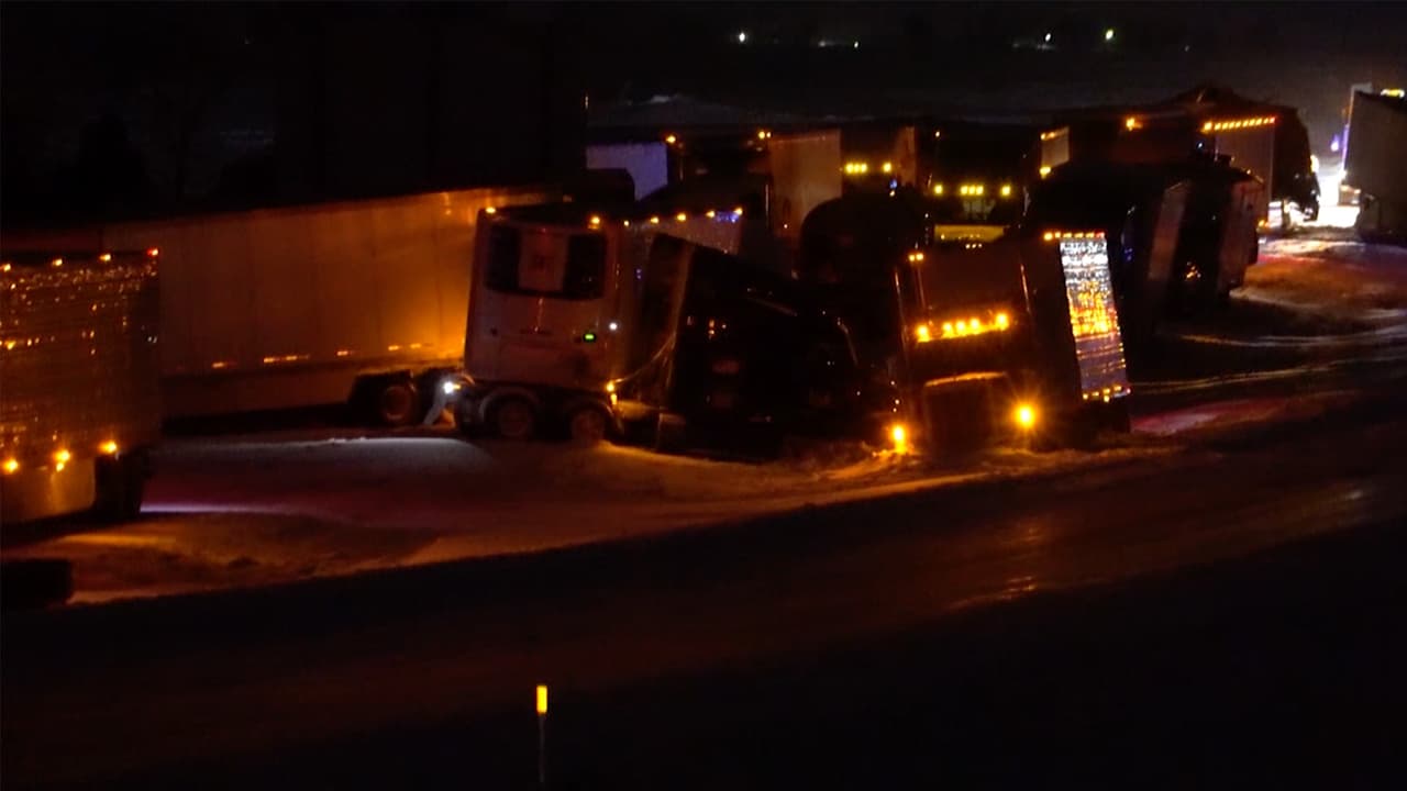 Las labores de remoción de los camones y sus cargas ocuparon gran parte de la noche y la madrugada.