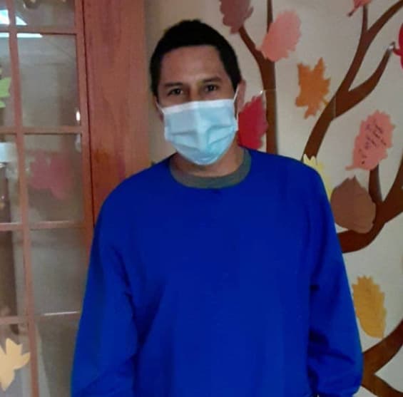 Leo Franco es asistente de enfermero en el asilo Lee Manor en DesPlaines. Le toca el turno de la noche y sigue trabajando para cuidar de todos.