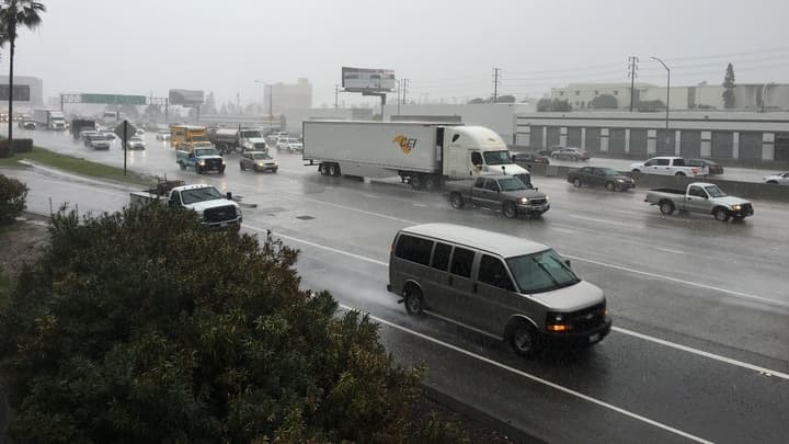 <b>Reduce la velocidad</b>
<br>Lo primero que debes hacer es disminuir la velocidad a la primera señal de lluvia, llovizna o nieve en el camino, esto evitará el hidroplaneo, que es cuando 
<b>las llantas pierden tracción mientras se conduce sobre el agua</b>. Cuanto más despacio conduzcas, más rápido podrás detenerte.