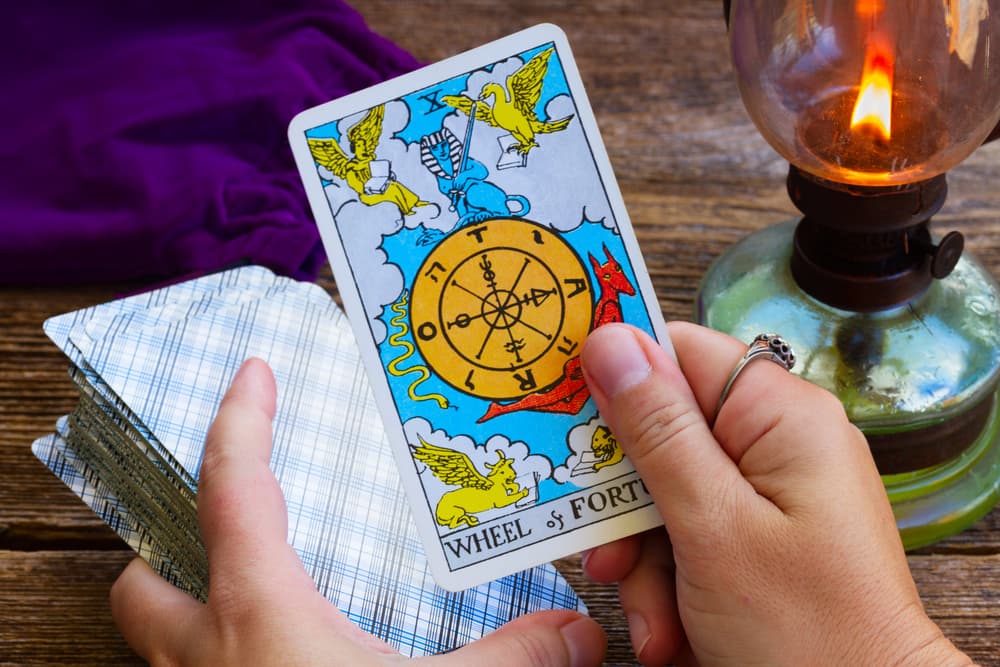 Es el sube y baja que debemos aprender de la vida. A veces estás arriba, a veces abajo, y eso es cuestión del destino de cada quien. Esa es la lección que pretender darnos esta carta del tarot, y sobre todo, qué hacer con las decisiones que se nos presentan en la vida. ¿Avanzamos y seguimos adelante o nos quedamos dando vueltas?