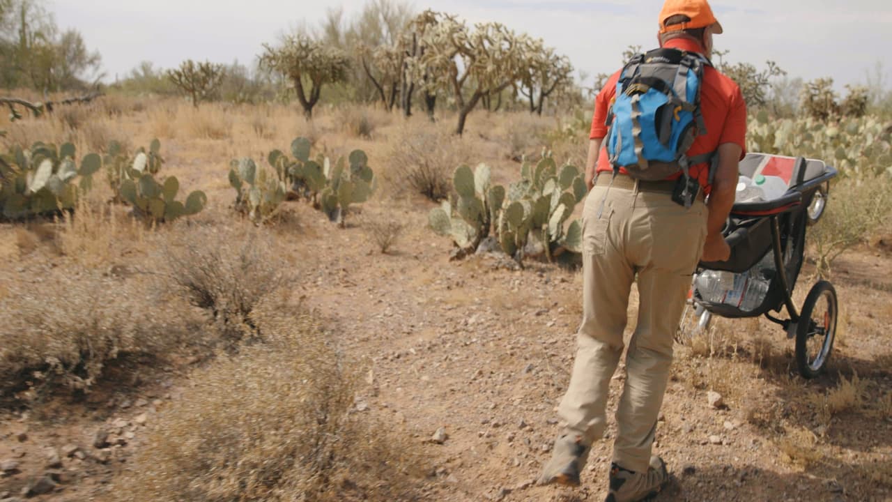 Acceder al desierto es uno de los retos más grandes para los voluntarios que buscan cuerpos, huesos, cualquier resto humano. En la imagen, Rafael empuja un carrito con agua, que deja repartida por la zona.