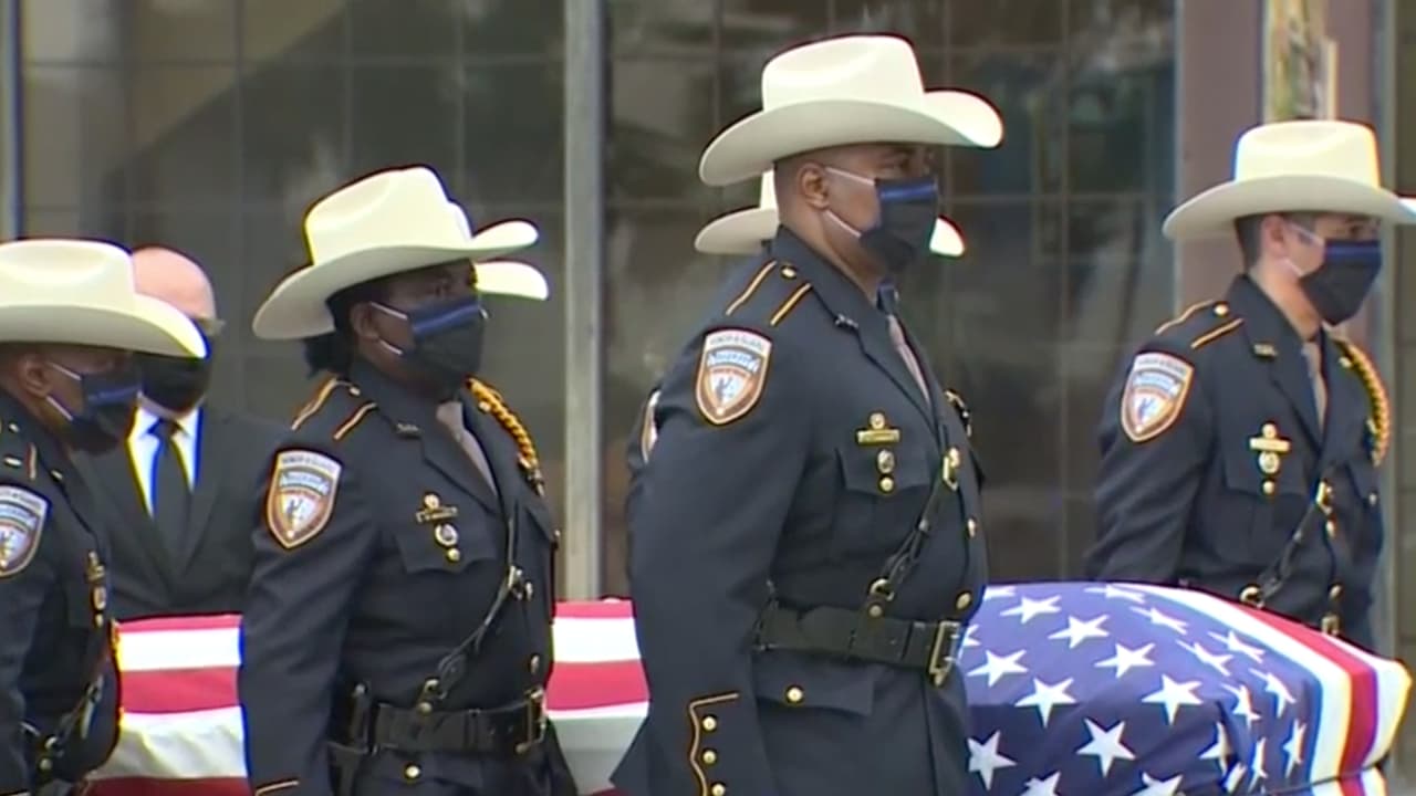 Fue llevado al interior de la iglesia donde la ceremonia se llevó a cabo a las 11:00 am.