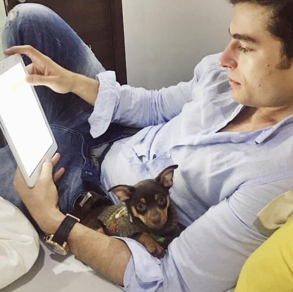 Danilo Carrera ya cayó en las redes del amor perruno, ahora que vive en México ya tiene con quien platicar cuando llega a casa después del trabajo.