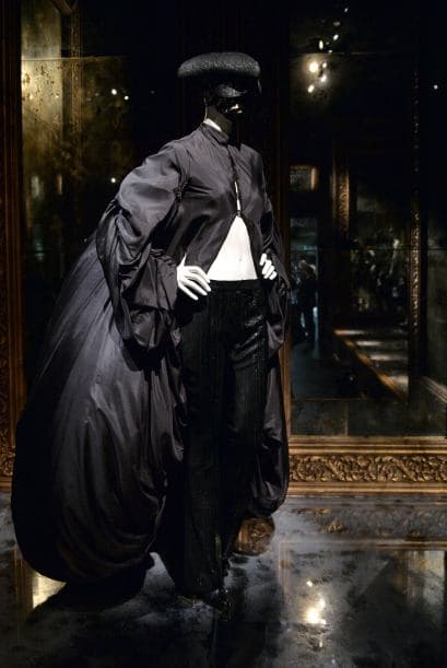 Con esta exposición Alexander McQueen revive en los pasillos del museo con cada una de sus obras de arte, en lo que a moda respecta.