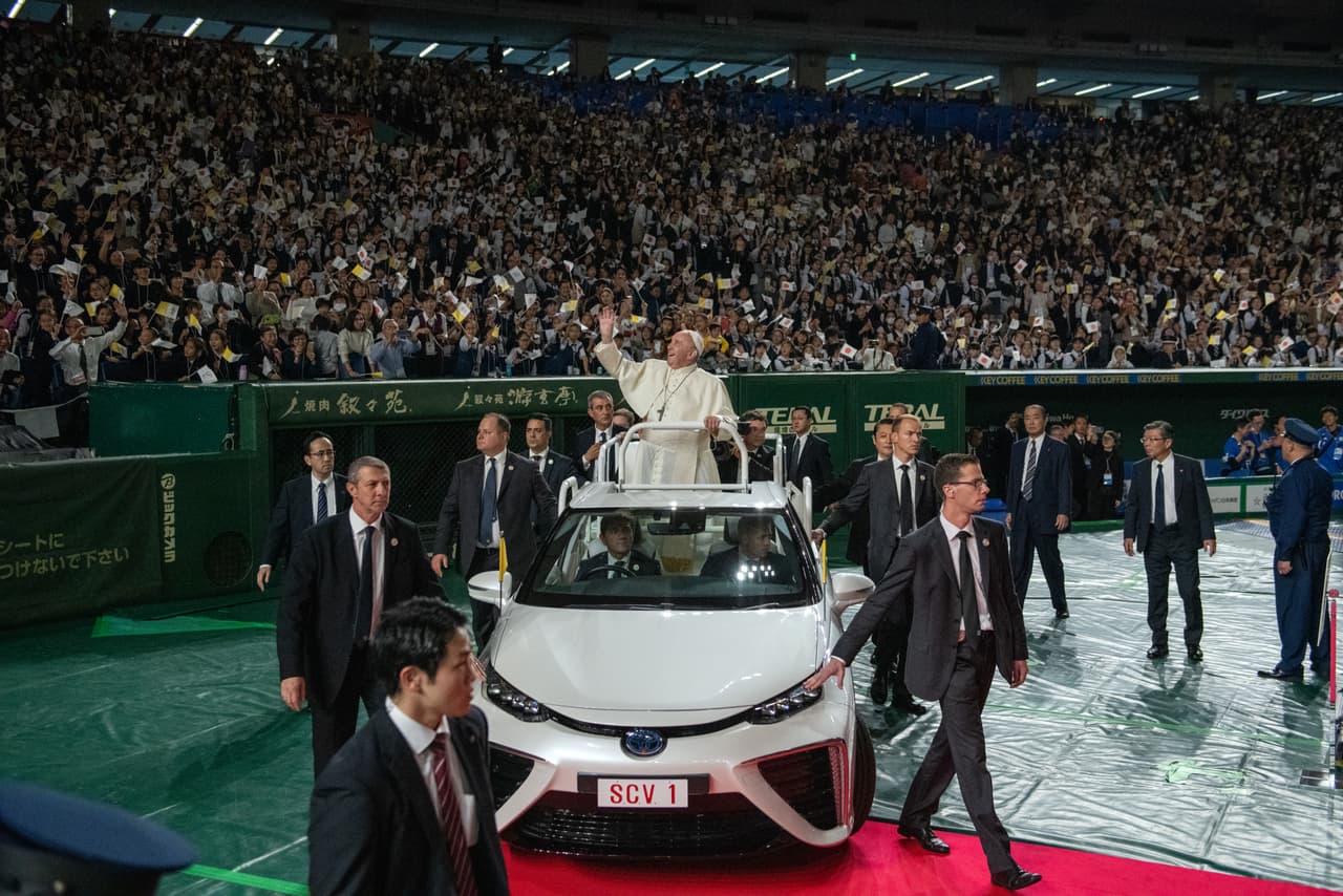 El Papa Francisco tuvo acceso a un papamóvil construido sobre un Toyota Mirai durante su visita a Japón en noviembre de 2019. Este carro cuenta con la peculiaridad de no usar gasolina ni diésel, pues incorpora un sistema de propulsión asociado a una pila de combustible de hidrógeno.