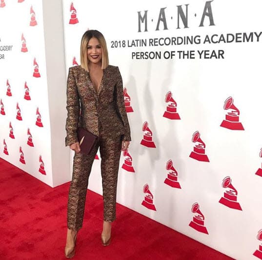 Karla Martínez se olvidó de los vestidos y eligió un suit para desfilar.