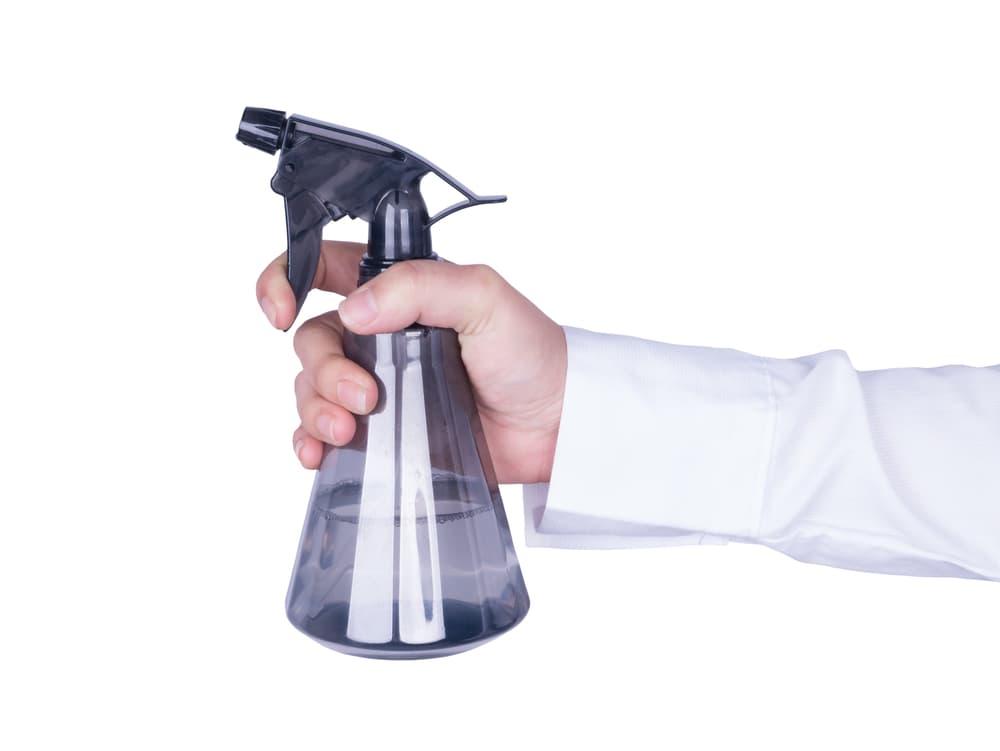 Pasa el agua de coco, limón y miel del recipiente que hayas elegido a un atomizador.