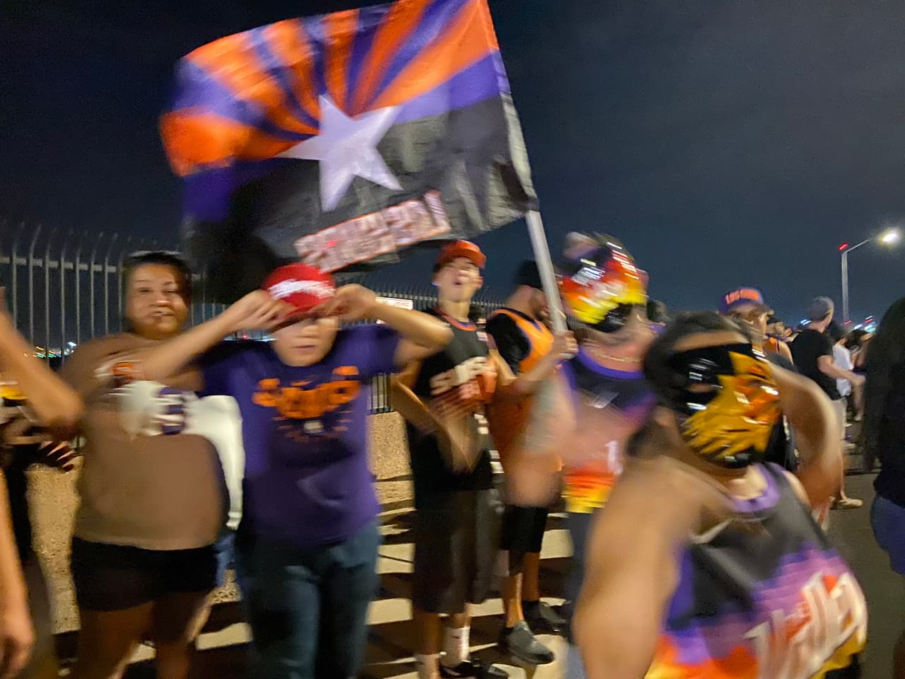 A la madrugada cientos de ellos se dieron cita en el Aeropuerto Sky Harbor de Phoenix.