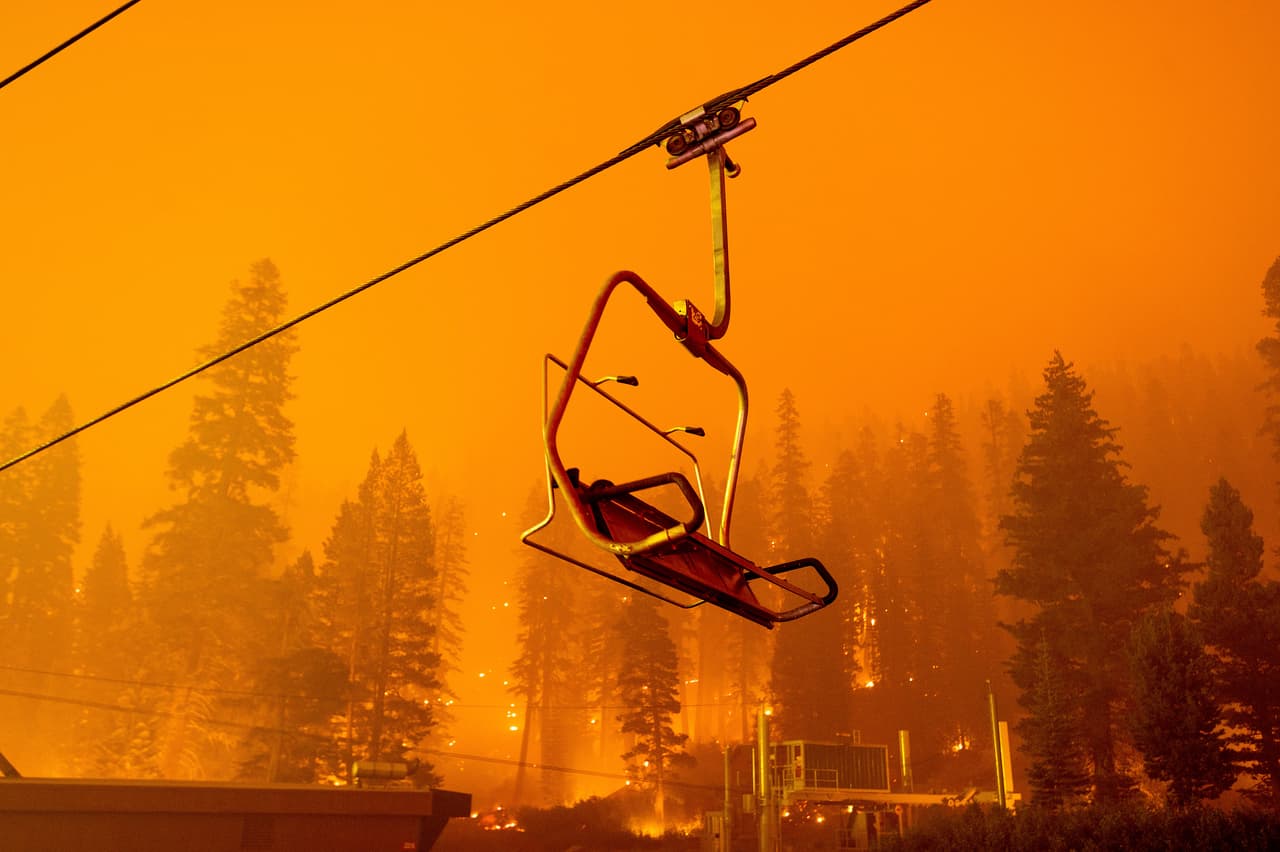 Una telesilla en la estación de Sierra-at-Tahoe, un popular centro turístico en invierno, ahora consumido por las llamas del
<a href="https://www.univision.com/temas/incendio-caldor">Caldor Fire</a>, que avanza sobre el bosque nacional Eldorado en California.