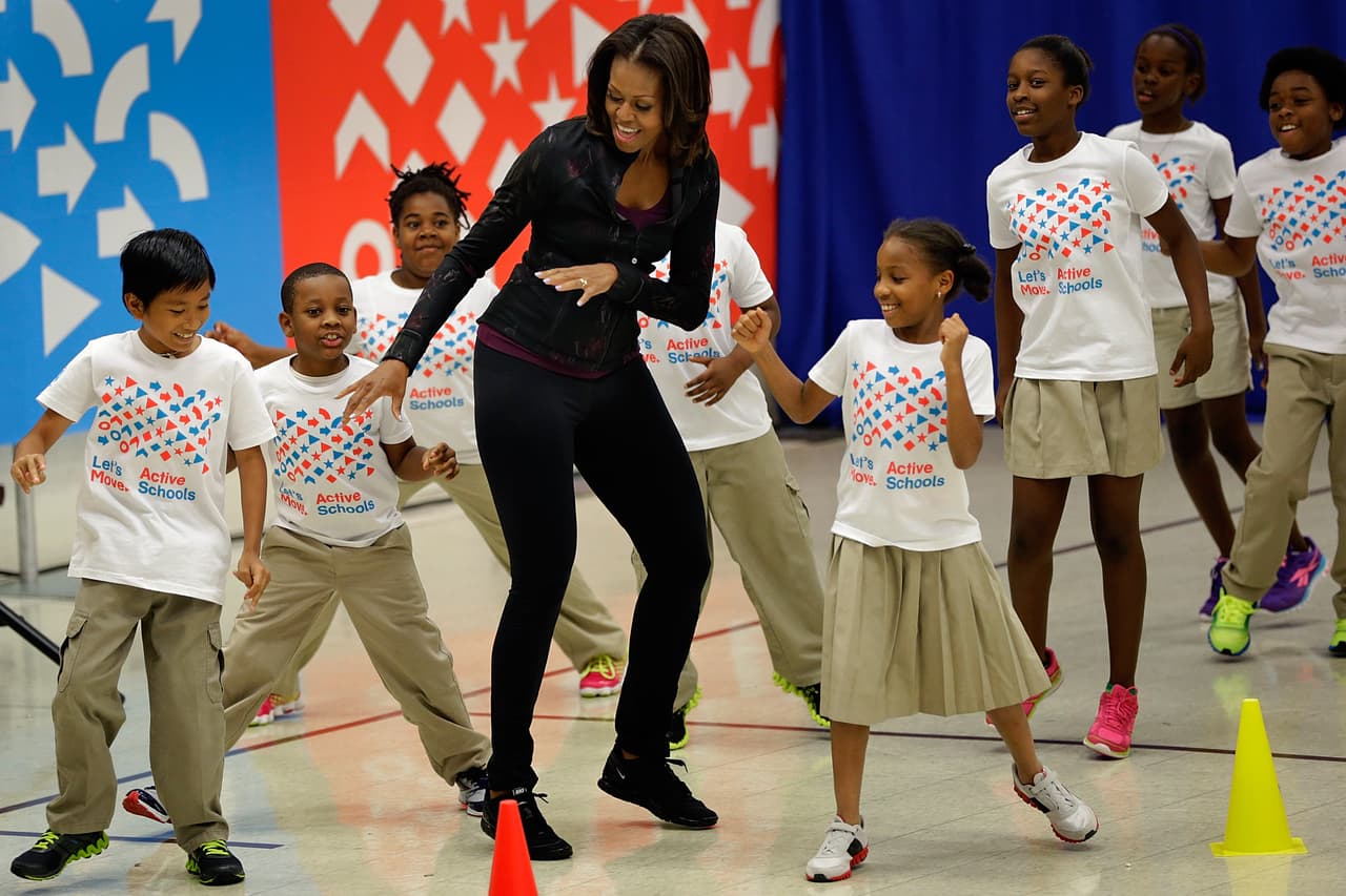 En 2010 fundó la campaña
<a href="https://www.whitehouse.gov/the-press-office/first-lady-michelle-obama-launches-lets-move-americas-move-raise-a-healthier-genera"><u>Let’s Move</u></a> para fomentar que los niños se ejerciten regularmente y tengan una mejor nutrición. Con esta iniciativa viajó a numerosas escuelas primarias y reunió a líderes comunitarios, educadores, profesionales médicos y padres bajo el objetivo común de vencer la obesidad.