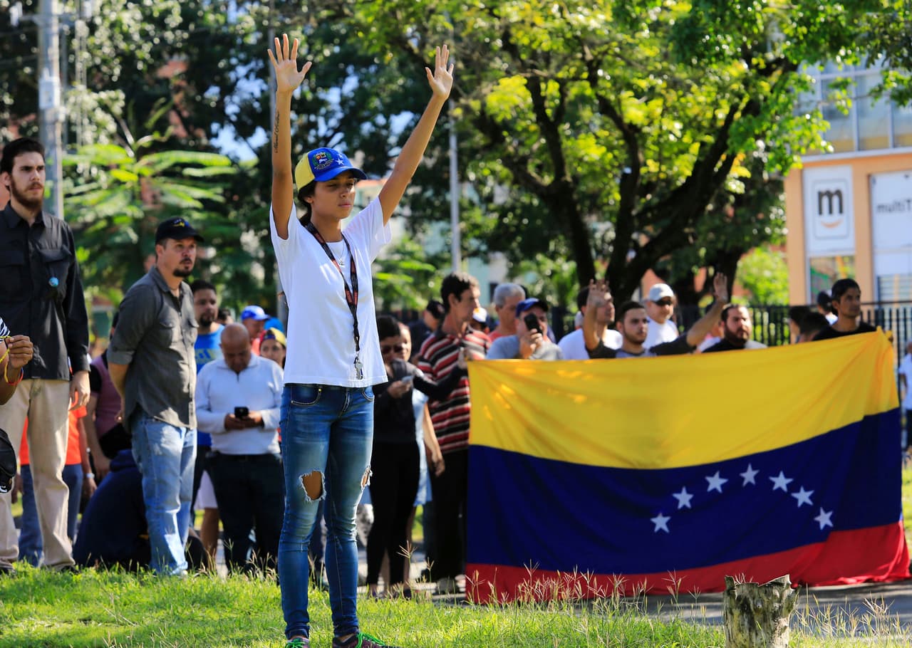 Algunos de los manifestantes se encararon con la Guardia Nacional alzando las manos y cantando el himno nacional.
